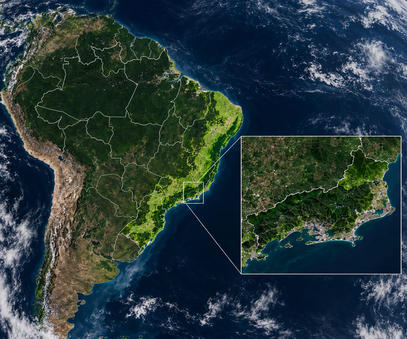 Vista da América do Sul do alto, com uma faixa verde-clara acompanhando toda a costa leste do Brasil, e um detalhe ampliado do estado do Rio de Janeiro, onde essa faixa aparece entre a serra e o mar.